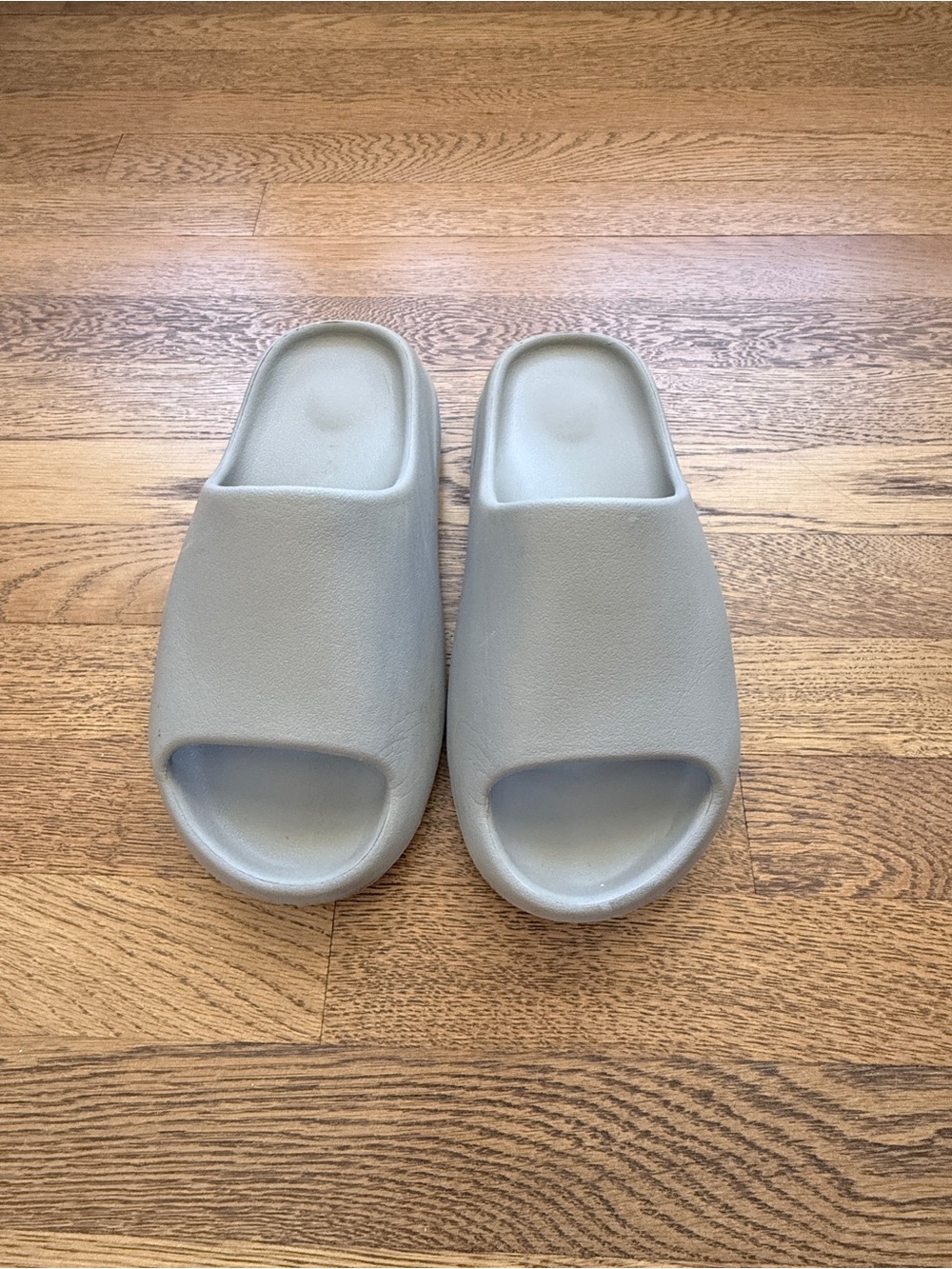 Yeezy Slides in Gray Size Men’s 9